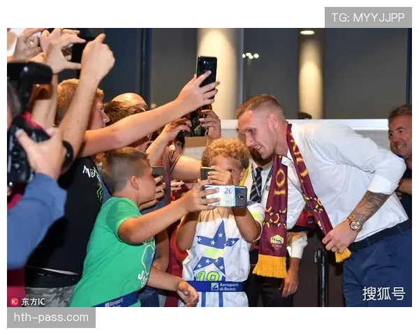 穆西亚拉与球迷热情互动，良好状态引发广泛关注